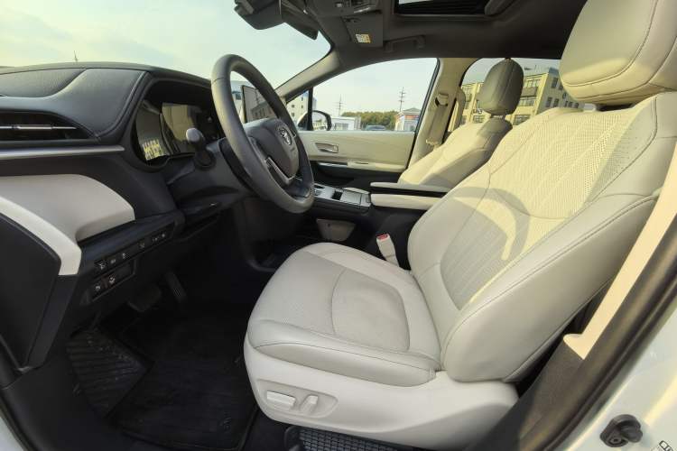 Used Toyota Granvia 2024 2.5L Hybrid Prestige ULTRA Edition Interior 1