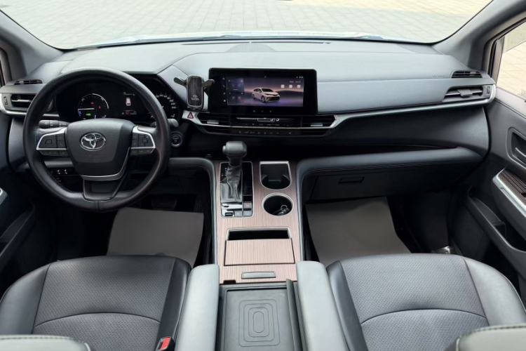 Used Toyota Granvia 2024 2.5L Hybrid Luxury Edition Interior 1