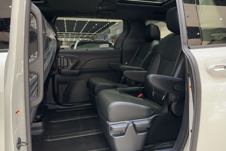 Used Toyota Granvia 2024 2.5L Hybrid Prestige PLUS Edition Interior 1