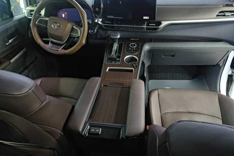 Used Toyota Granvia 2024 2.5L Hybrid Prestige PLUS Four-Wheel Drive Version Interior 1