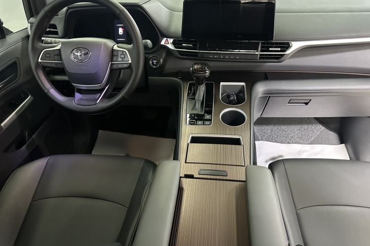 Used Toyota Granvia 2024 2.5L Hybrid Luxury Edition Interior 1