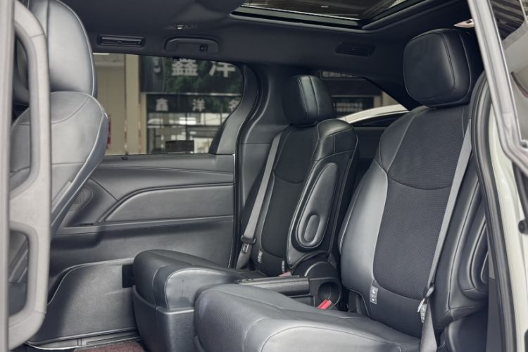 Used Toyota Granvia 2024 2.5L Hybrid Prestige PLUS Edition Interior 1