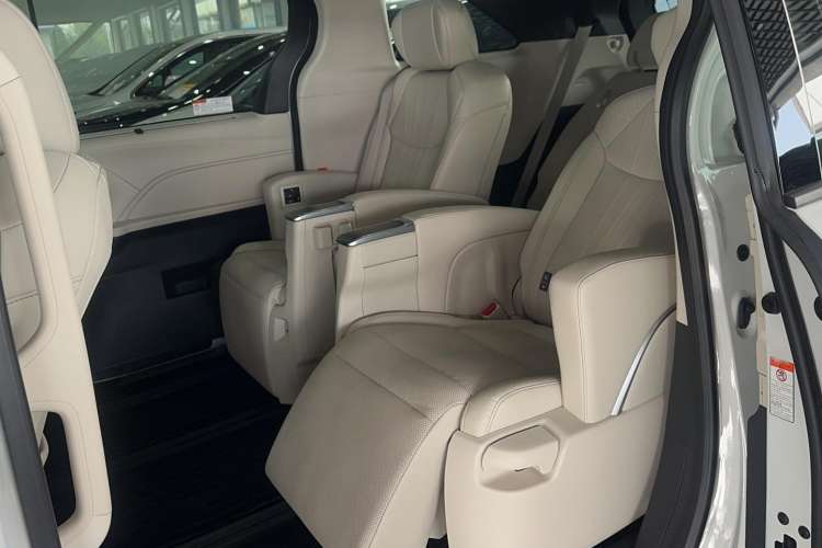 Used Toyota Granvia 2024 2.5L Hybrid Prestige ULTRA Edition Interior 1