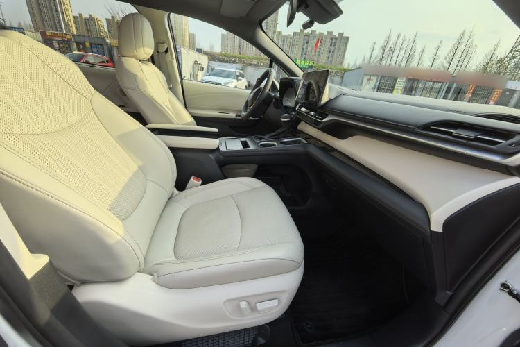 Used Toyota Granvia 2024 2.5L Hybrid Prestige ULTRA Edition Interior 10