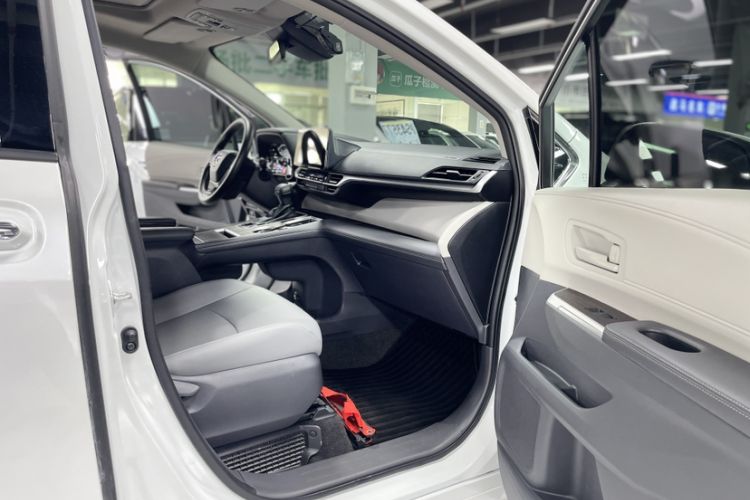 Used Toyota Granvia 2024 2.5L Hybrid Comfort Edition Interior 10