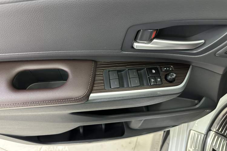 Used Toyota Granvia 2024 2.5L Hybrid Prestige PLUS Four-Wheel Drive Version Interior 10