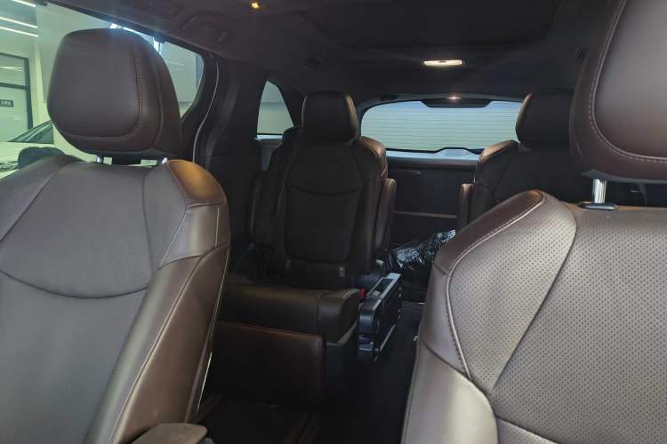 Used Toyota Granvia 2024 2.5L Hybrid Prestige PLUS Four-Wheel Drive Version Interior 10