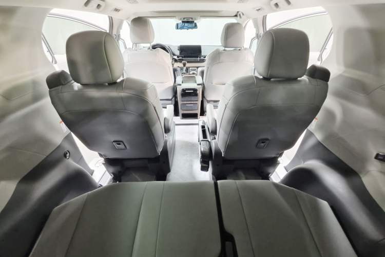Used Toyota Granvia 2024 2.5L Hybrid Comfort Edition Interior 10