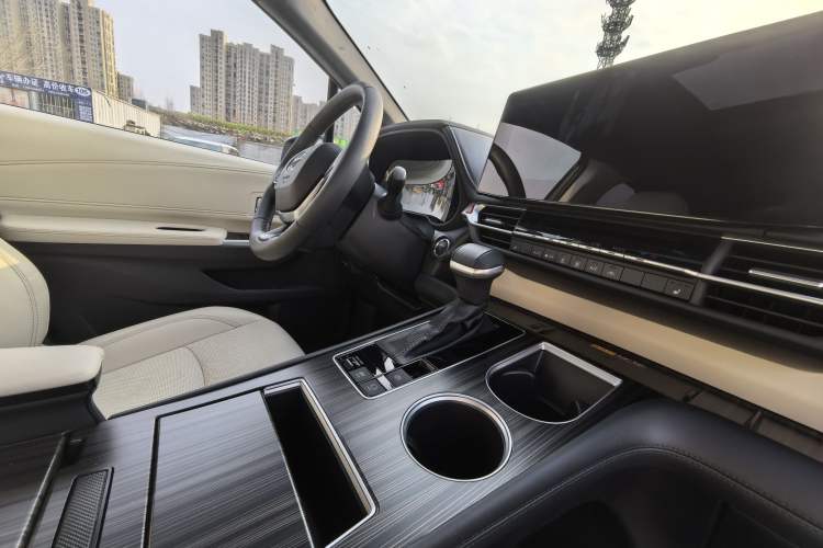 Used Toyota Granvia 2024 2.5L Hybrid Prestige ULTRA Edition Interior 11