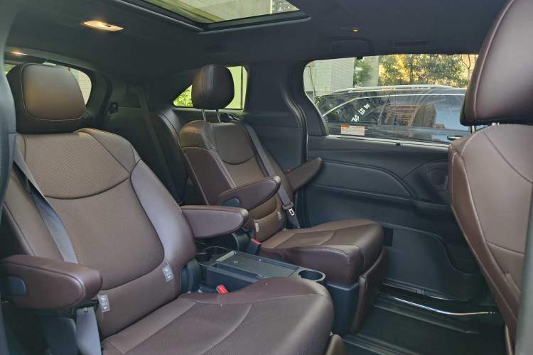 Used Toyota Granvia 2024 2.5L Hybrid Prestige PLUS Four-Wheel Drive Version Interior 12