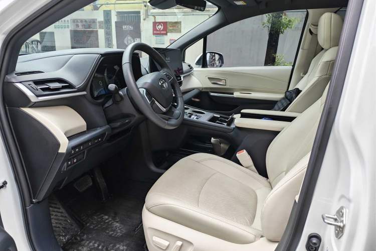 Used Toyota Granvia 2024 2.5L Hybrid Prestige ULTRA Edition Interior 2