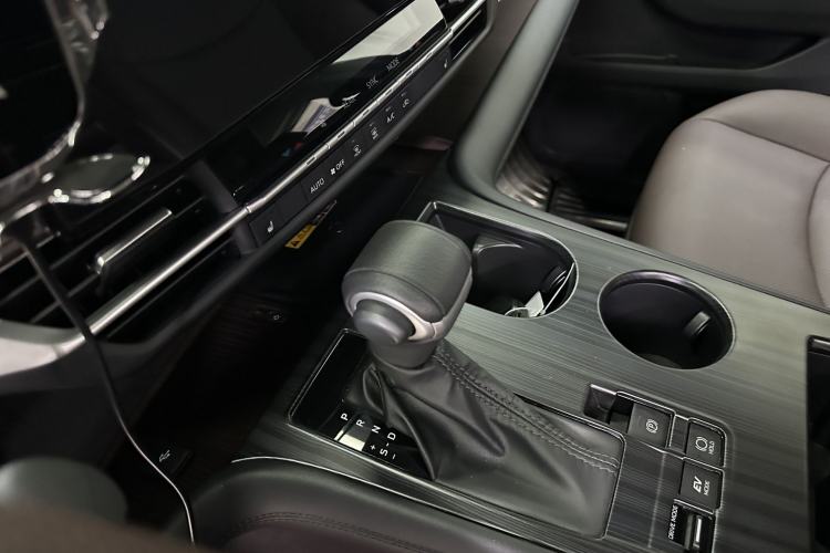 Used Toyota Granvia 2024 2.5L Hybrid Prestige PLUS Four-Wheel Drive Version Interior 2