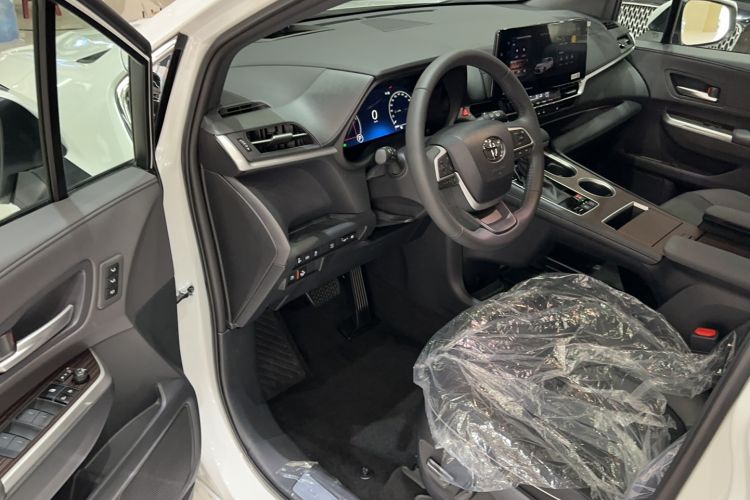 Used Toyota Granvia 2024 2.5L Hybrid Prestige PLUS Edition Interior 2