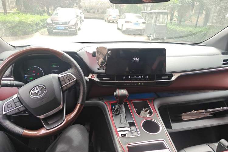 Used Toyota Granvia 2024 2.5L Hybrid Luxury Edition Interior 2