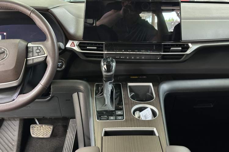 Used Toyota Granvia 2024 2.5L Hybrid Prestige PLUS Four-Wheel Drive Version Interior 2