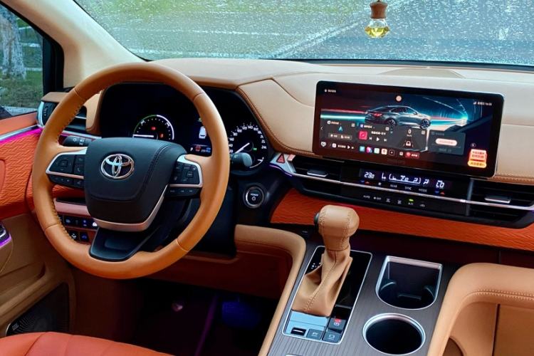 Used Toyota Granvia 2024 2.5L Hybrid Comfort Edition Interior 2