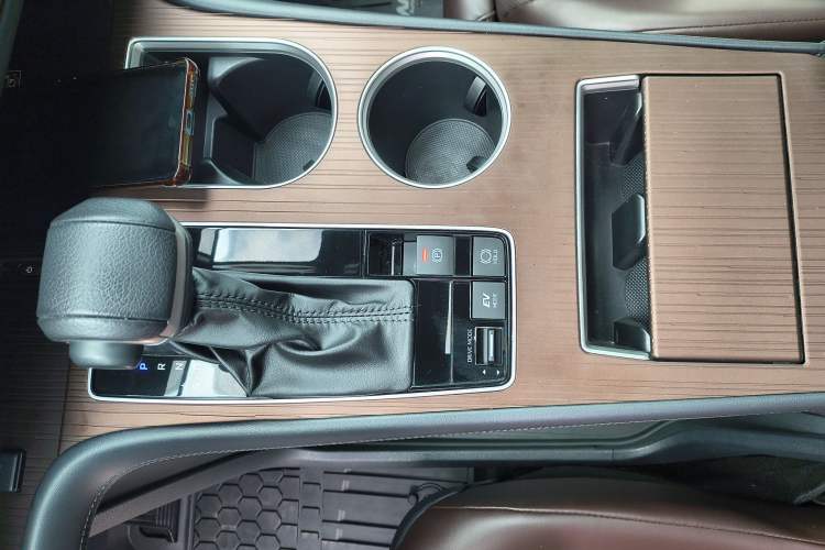 Used Toyota Granvia 2024 2.5L Hybrid Prestige PLUS Four-Wheel Drive Version Interior 3