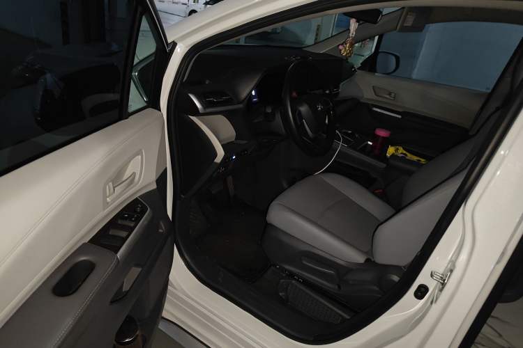 Used Toyota Granvia 2024 2.5L Hybrid Comfort Edition Interior 3