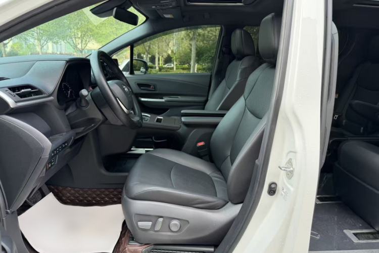 Used Toyota Granvia 2024 2.5L Hybrid Luxury Edition Interior 3