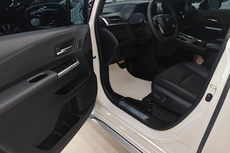 Used Toyota Granvia 2024 2.5L Hybrid Prestige PLUS Edition Interior 3
