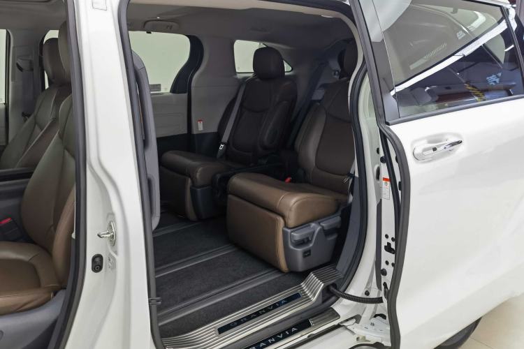 Used Toyota Granvia 2024 2.5L Hybrid Comfort Edition Interior 3
