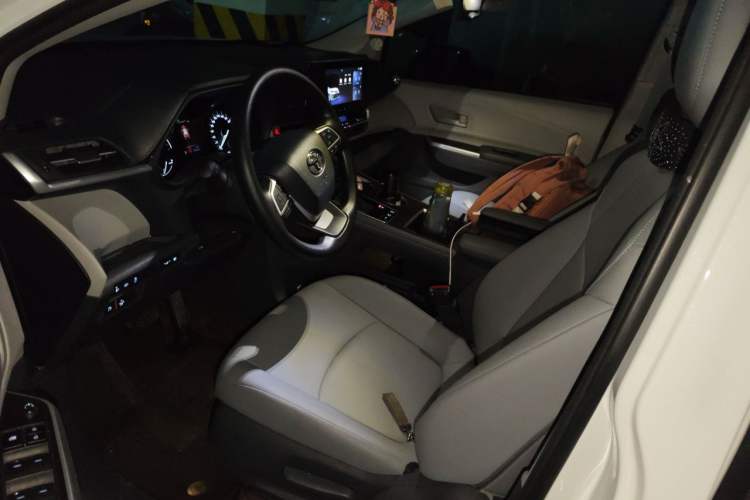 Used Toyota Granvia 2024 2.5L Hybrid Comfort Edition Interior 3