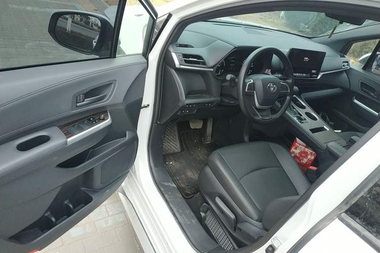 Used Toyota Granvia 2024 2.5L Hybrid Luxury Edition Interior 3