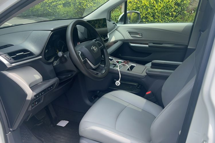 Used Toyota Granvia 2024 2.5L Hybrid Comfort Edition Interior 4