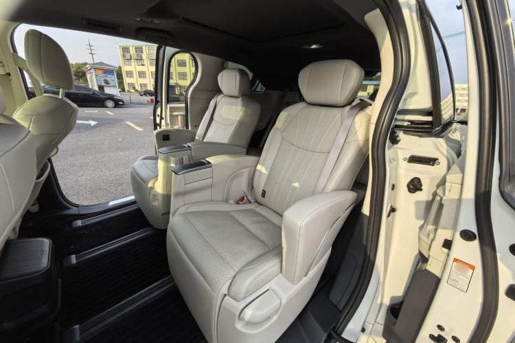 Used Toyota Granvia 2024 2.5L Hybrid Prestige ULTRA Edition Interior 4