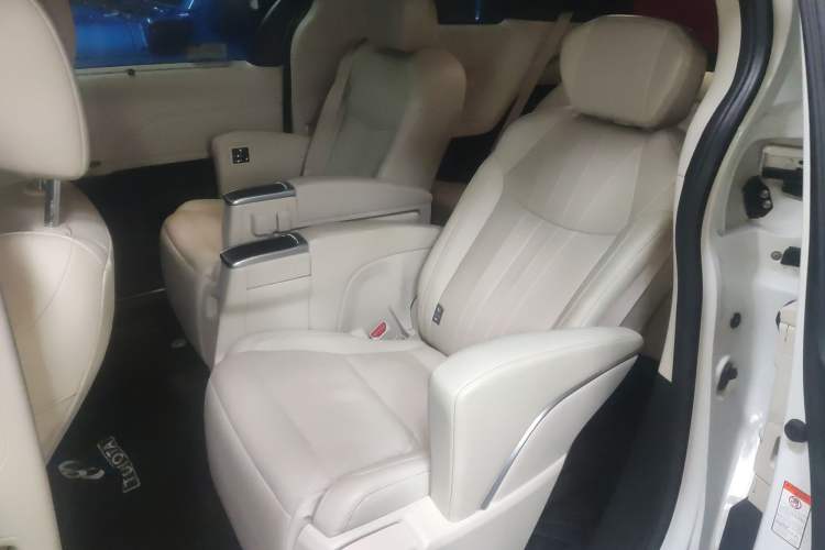 Used Toyota Granvia 2024 2.5L Hybrid Prestige ULTRA Edition Interior 4