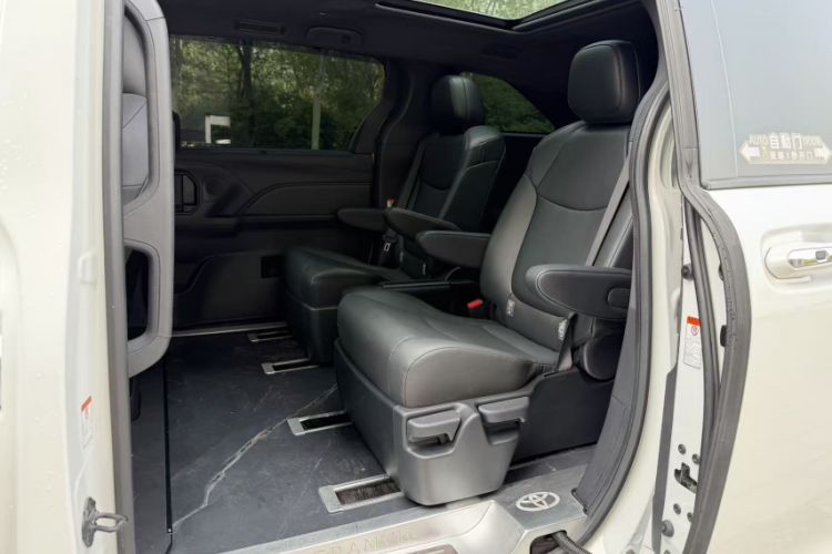 Used Toyota Granvia 2024 2.5L Hybrid Luxury Edition Interior 4