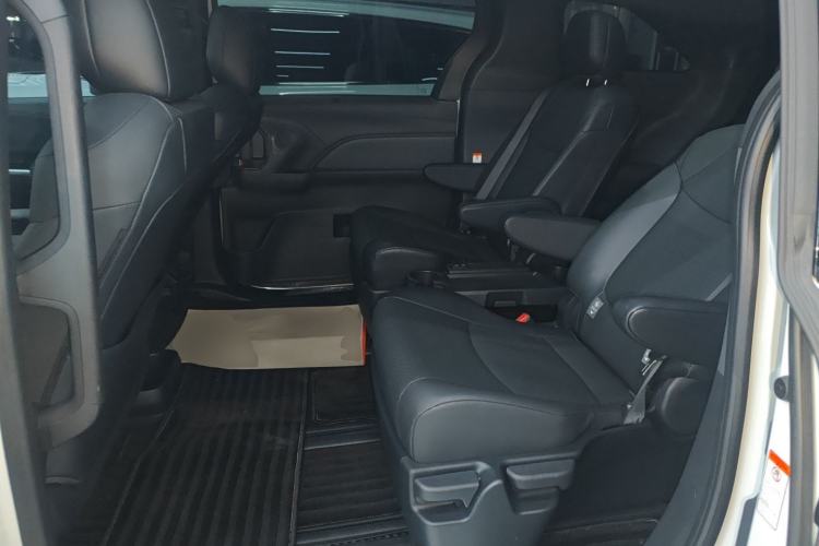 Used Toyota Granvia 2024 2.5L Hybrid Prestige PLUS Edition Interior 4