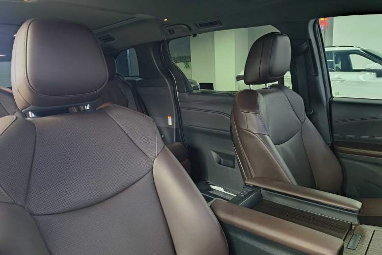 Used Toyota Granvia 2024 2.5L Hybrid Prestige PLUS Four-Wheel Drive Version Interior 4