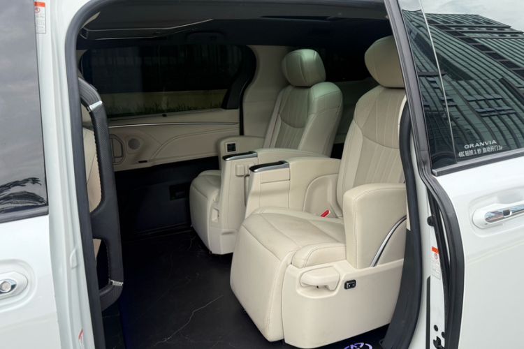 Used Toyota Granvia 2024 2.5L Hybrid Prestige ULTRA Edition Interior 4