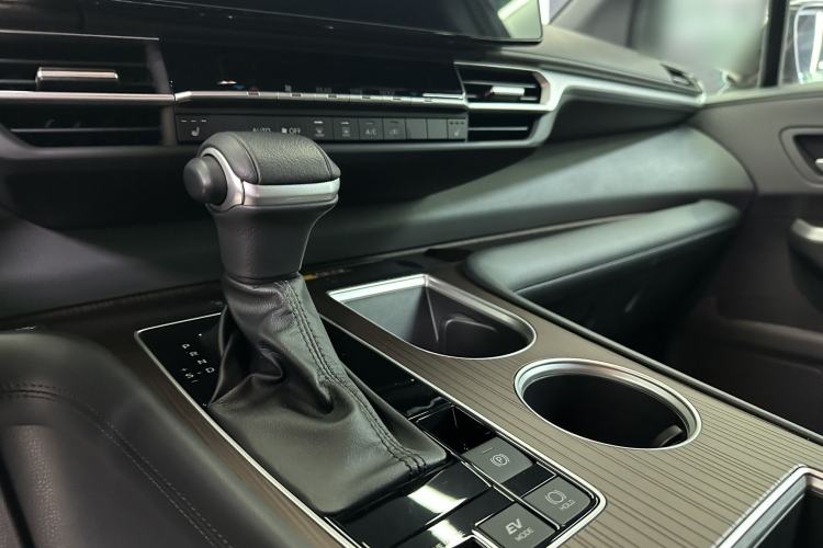 Used Toyota Granvia 2024 2.5L Hybrid Prestige PLUS Four-Wheel Drive Version Interior 4