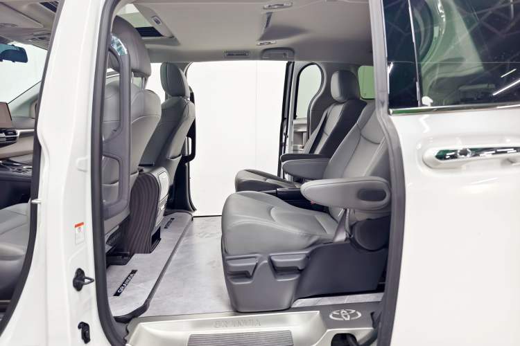 Used Toyota Granvia 2024 2.5L Hybrid Comfort Edition Interior 4