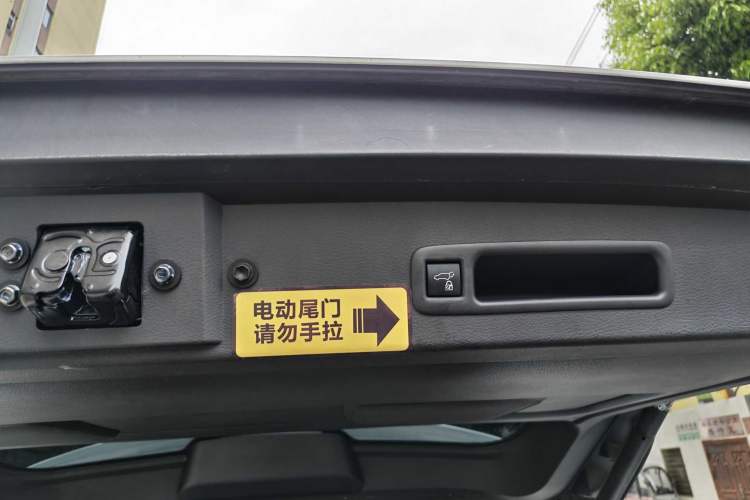 Used Toyota Granvia 2024 2.5L Hybrid Prestige ULTRA Edition Interior 5