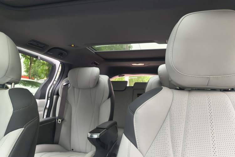 Used Toyota Granvia 2024 2.5L Hybrid Prestige PLUS Four-Wheel Drive Version Interior 5