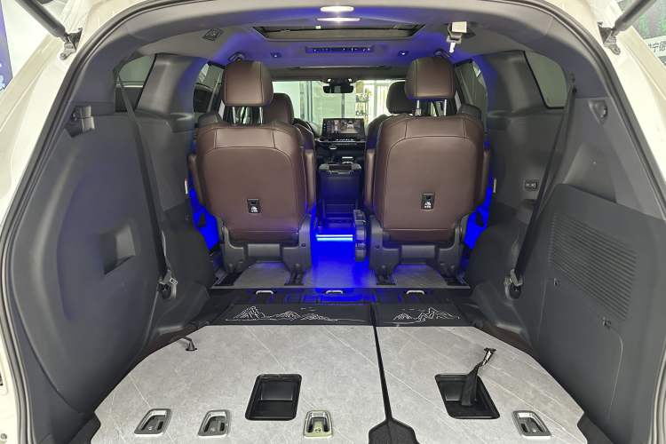 Used Toyota Granvia 2024 2.5L Hybrid Prestige PLUS Four-Wheel Drive Version Interior 5