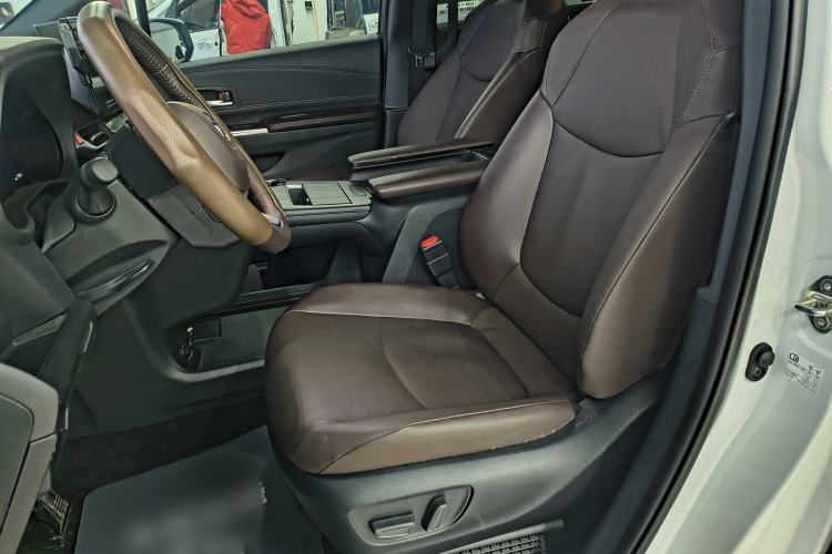 Used Toyota Granvia 2024 2.5L Hybrid Prestige PLUS Four-Wheel Drive Version Interior 5