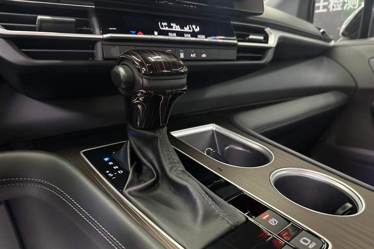 Used Toyota Granvia 2024 2.5L Hybrid Luxury Edition Interior 5
