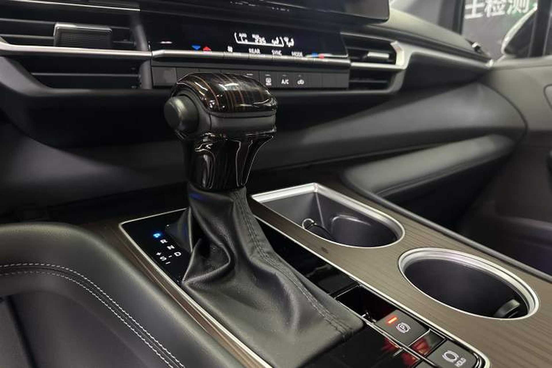 Used Toyota Granvia 2024 2.5L Hybrid Luxury Edition Interior 5