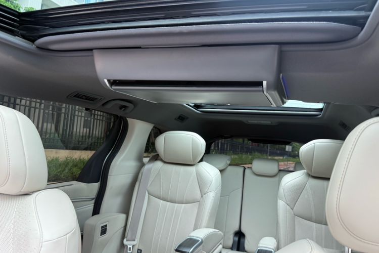 Used Toyota Granvia 2024 2.5L Hybrid Prestige ULTRA Edition Interior 5