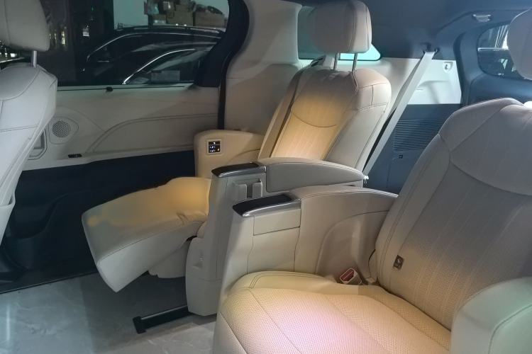 Used Toyota Granvia 2024 2.5L Hybrid Prestige ULTRA Edition Interior 5