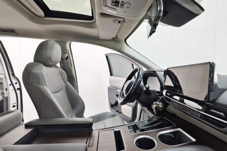 Used Toyota Granvia 2024 2.5L Hybrid Comfort Edition Interior 5