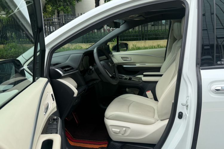 Used Toyota Granvia 2024 2.5L Hybrid Prestige ULTRA Edition Interior 7