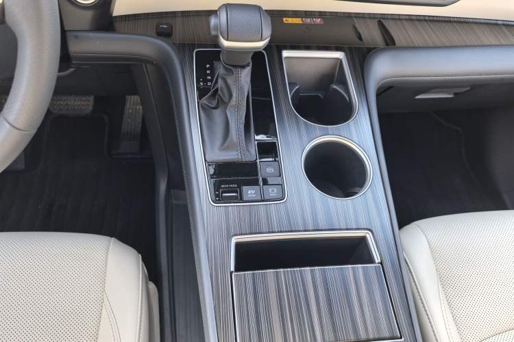 Used Toyota Granvia 2024 2.5L Hybrid Prestige ULTRA Edition Interior 8