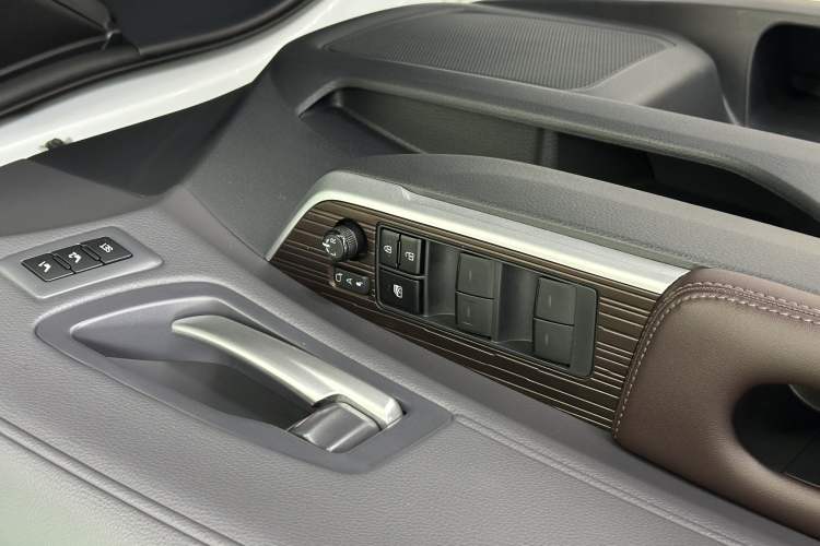 Used Toyota Granvia 2024 2.5L Hybrid Prestige PLUS Four-Wheel Drive Version Interior 8