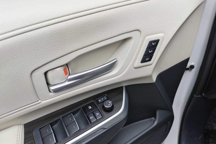 Used Toyota Granvia 2024 2.5L Hybrid Prestige ULTRA Edition Interior 9