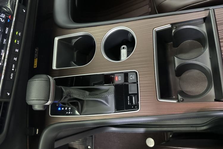 Used Toyota Granvia 2024 2.5L Hybrid Prestige PLUS Four-Wheel Drive Version Interior 9